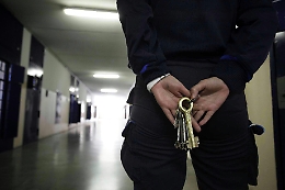 Faceva &laquo;favori&raquo; ai detenuti: a Siracusa il secondino finisce in carcere