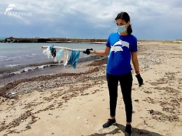 Coronavirus, nel mare palermitano invasione di guanti e mascherine
