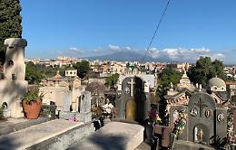 Il cimitero diventa luogo di riflessione: la storia della città etnea tra le vie della memoria