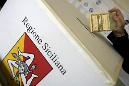 Regionali, fra santini e santoni in scena la guerra santa dell'ipocrisia