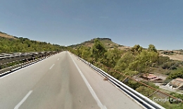 Padre a bordo si sente male, donna finisce con auto contro guard rail: un morto