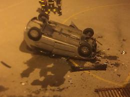 Carruba di Riposto: "vola" con l'auto sfondando una ringhiera e planando su un campetto alla fine si ribalta...