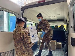 L’Esercito in Sicilia distribuisce viveri per i bisognosi