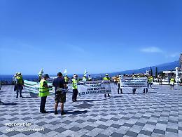 Stagionali rimasti senza lavoro: flash mob nella piazza di Taormina