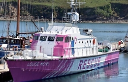 Migranti, Guardia costiera assiste nave finanziata da Banksy