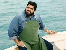 Lo chef Cannavacciuolo fa tappa ad Aci Trezza con "'O mare mio"