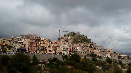 Due gru sovrastano da anni, come "monumento", la cittadina di Forza d'Agrò