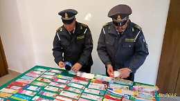 Sequestrati 138 mila biglietti di auguri illegali: non potevano raffigurare quei personaggi
