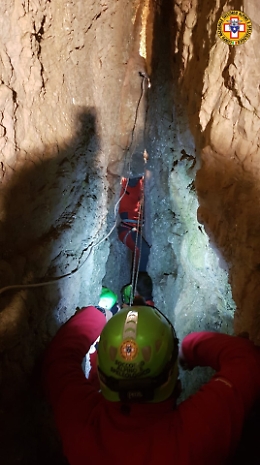 Cagnetta intrappolata nella grotta, il soccorso alpino ha salvato Lea