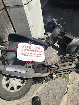 Catania: lo scooter abbandonato e l'ironia catanese