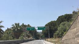 Auto finisce in una scarpata sull'autostrada A18: due feriti gravi