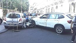 Catania, incidente in via Crispi: auto travolge due pedoni (feriti) e investe altri mezzi