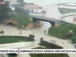 Maltempo in Sicilia, esonda un torrente e travolge un'auto: un morto