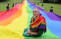 Giacinto e la bandiera arcobaleno di Noto