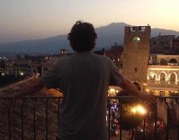 Pieraccioni al balcone ammira il vulcano e commenta: &ldquo;L&rsquo;Etna fuma, ma meno di Ceccarini&rdquo;