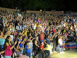 Tanti giovanissimi, ma non solo per The Kolors a Zafferana: le foto del concerto