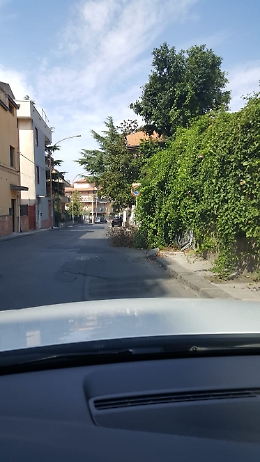 Motta Sant'Anastasia: marciapiede impraticabile in via Siracusa