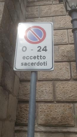 Messina, Motta Camastra, Chiesa Madre: un cartello inusuale!