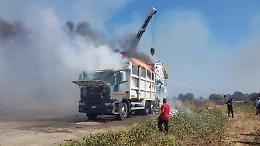 Incendio devasta parte di due autocompattatori