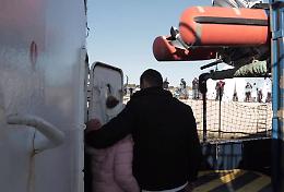 Migranti, l'anomalo arrivo dei libici a Pozzallo. Salvini attacca: «Altri sbarchi, altri soldi»