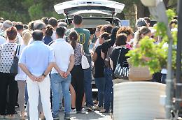 Pochi intimi al funerale del piccolo Giorgio La messa anticipata di due ore