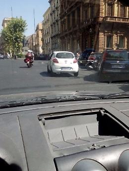 Catania, maleducati...in doppia fila. E il traffico impazzisce
