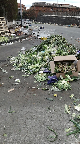 Iniziativa "piazza pulita" per favorire la pulizia di piazza I Vicer&egrave; dopo il mercato