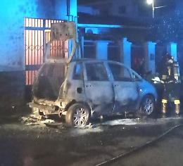Catania, auto in fiamme nella notte in via Villa Glori