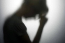 Violenza donne, studentessa lascia senza parole: &laquo;"Marchiati" da mio padre con il vetro&raquo;