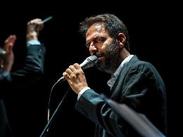 Marcorè: «Come una specie di sorriso, una generazione che guarda il mondo con Faber»