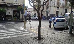 Giarre: due cittadini riparano il semaforo di piazza Duomo