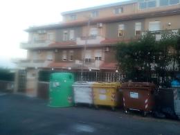 Pazienti, medici e parenti costretti a subire la puzza per i cassonetti davanti alla struttura sanitaria