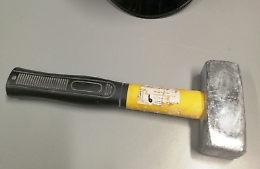 Irrompe in casa del padre di 85 anni e lo prende a martellate