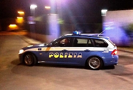 Gli sfilano il portafogli mentre parla in un locale con gli amici