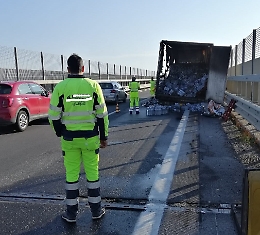 Autostrada A/19: mezzo pesante in fiamme