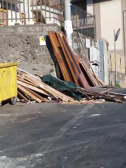 Catania, via del Fasano discarica  a cielo aperto nonostante la telecamera