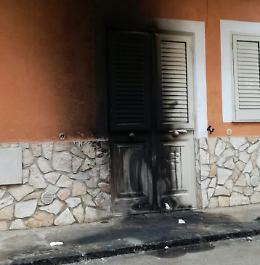 A fuoco il portone di casa dell'impiegato delle Poste scappato con i soldi dei risparmiatori