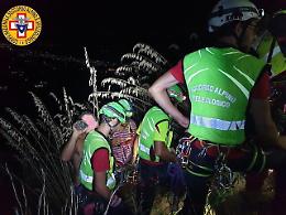 Escursionista finisce in un dirupo e si ferisce, salvato dal soccorso alpino