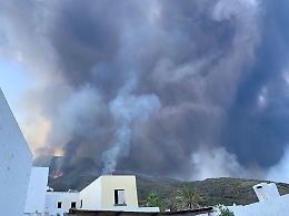Un boato e lo Stromboli si risveglia: turisti terrorizzati ma nessun danno
