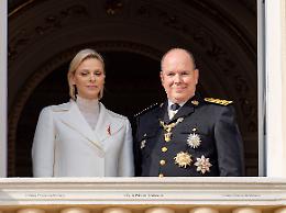 Festa Monaco, Charlene splende in bianco ma soltanto i bimbi le strappano un sorriso