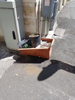 Catania, strade invase dai rifiuti: però la tassa la vogliono pagata