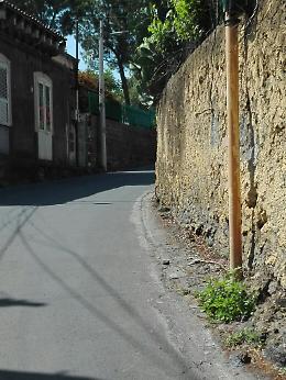 Catania, la strada per arrivare alla fermata metro di San Nullo: non è una via per pedoni!