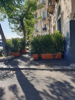 Catania, marciapiede di Piazza dei Martiri impraticabile