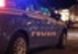 Tentano di sfondare vetrata dell'area di servizio, ma scatta l'allarme