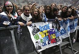 Fan scatenati per Fragola, autografi ai nostri lettori