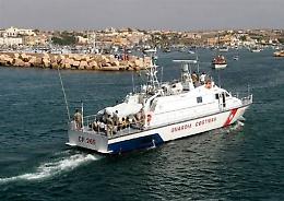 Motopesca tunisino cala rete in acque siciliane e viene bloccato