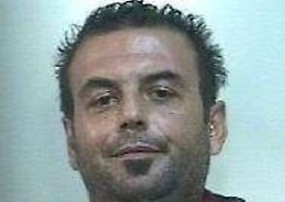 &rdquo;Questo &egrave; per te, sbirro&rdquo; E lo aggredisce con una mazza