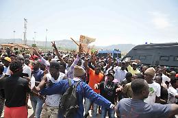 Ore di tensione a Mineo, i migranti bloccano per alcune ore la Catania Gela