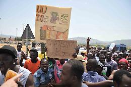 Migranti bloccano la Statale per protesta, scoppia la polemica: "Vogliono piscine e lidi?"