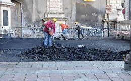 Catania, rimosso dal sagrato il manto di bitume «In città ognuno fa quello che vuole»